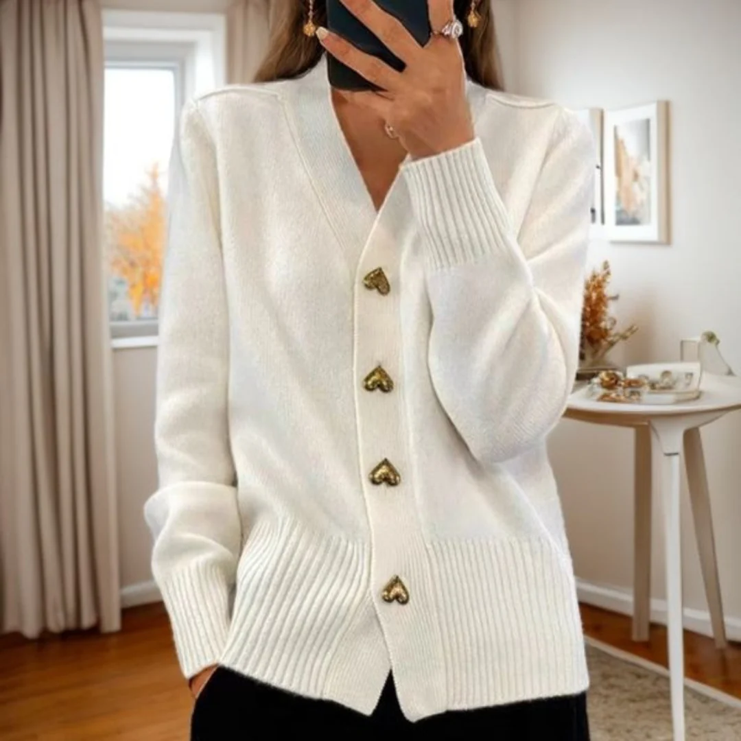 Cavell™ – Zacht Vest met Hartvormige Knopen & Warme Elegantie